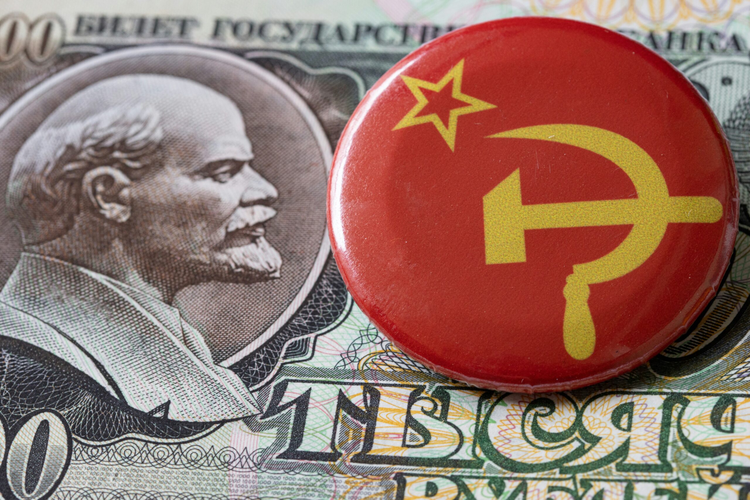 Botón con imagen de líder comunista: debate entre comunismo y capitalismo