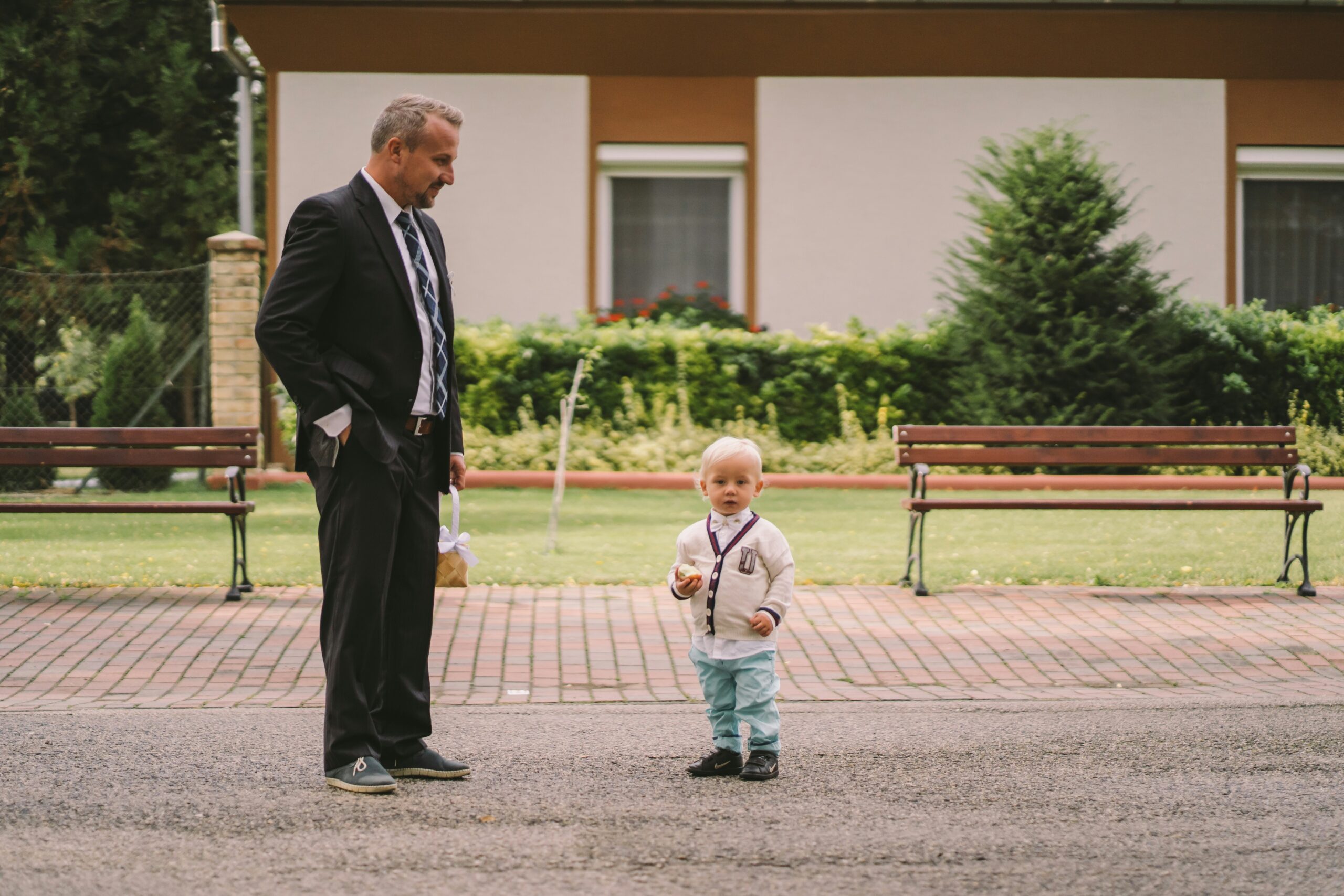Papá e hijo compartiendo un momento de felicidad en el estado