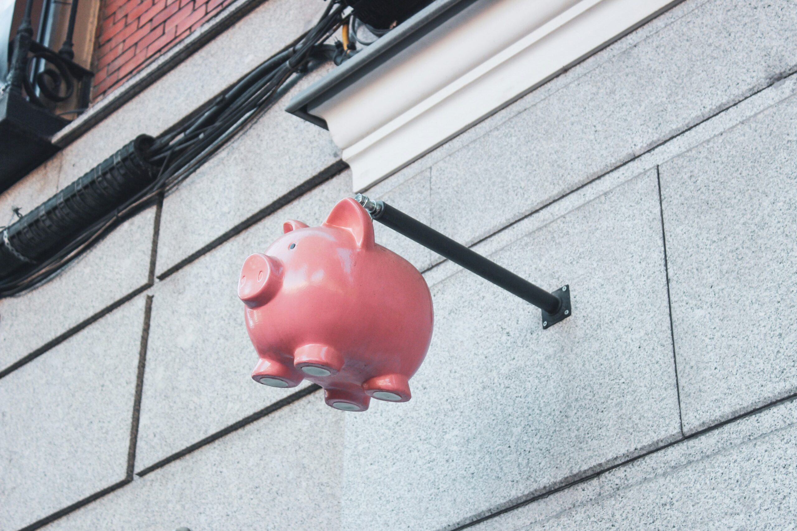 Alcancía de cerdo rosa colgada para ahorrar y solicitar un préstamo para emprendimiento