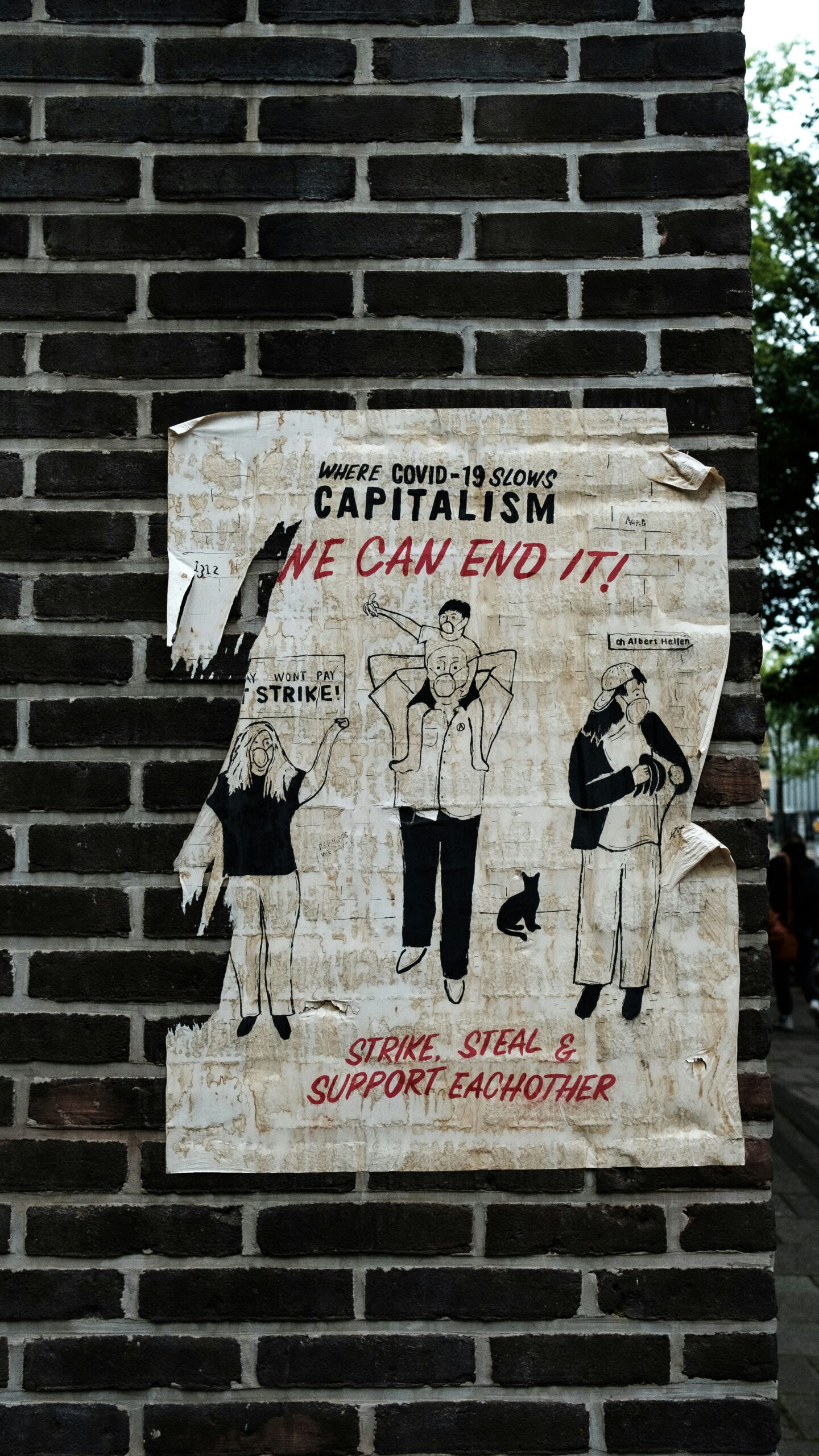 Muro de ladrillos marrones y negros como imagen del capitalismo urbano.