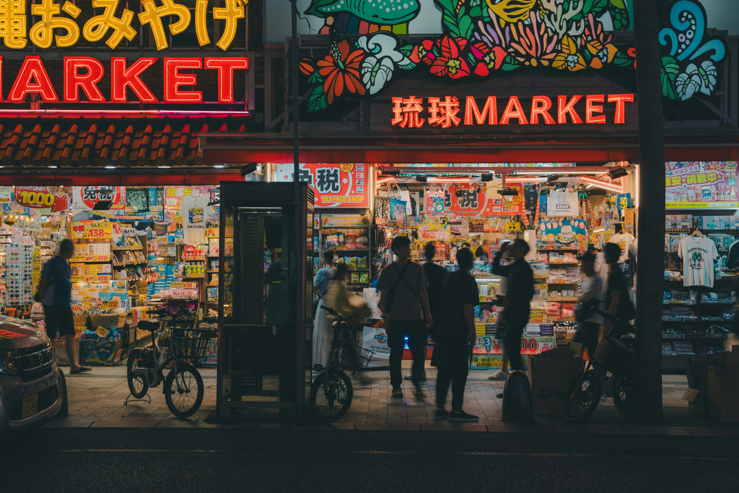 Turistas visitando tiendas de souvenirs en Okinawa, ejemplo de características de un emprendimien...