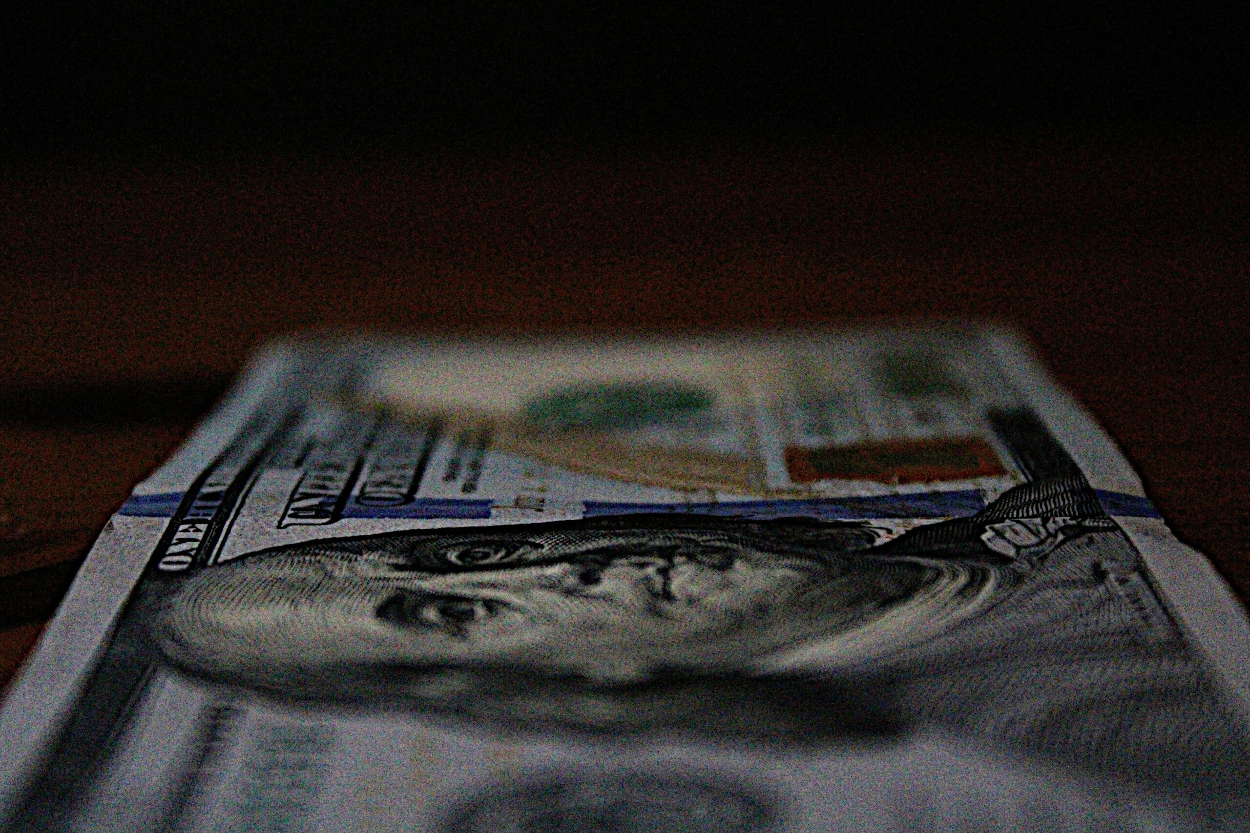 Billete de 100 dólares como ejemplo de fuentes pasivas de ingresos