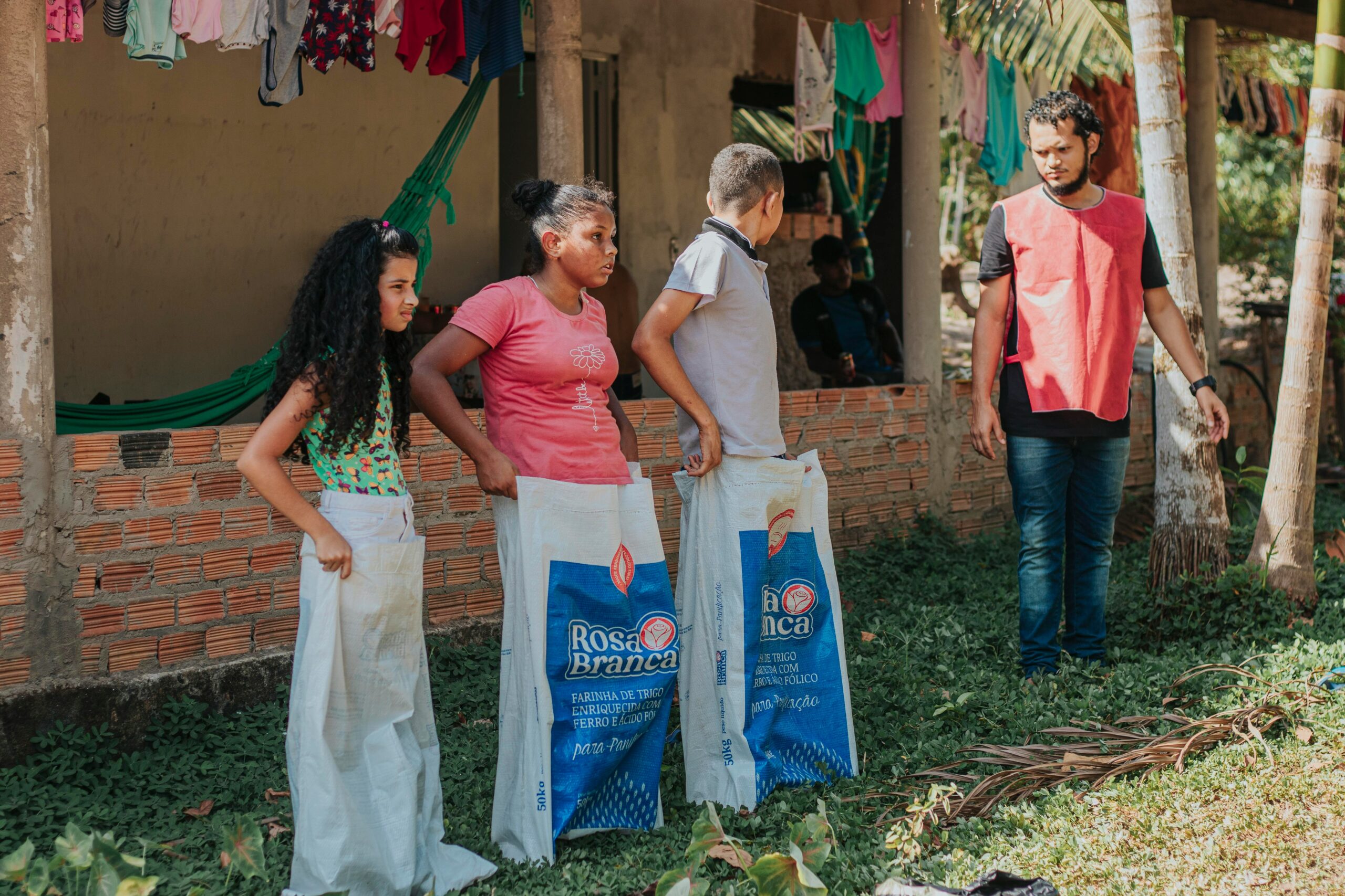 Mujer participando en emprendimiento social con bolsa reutilizable