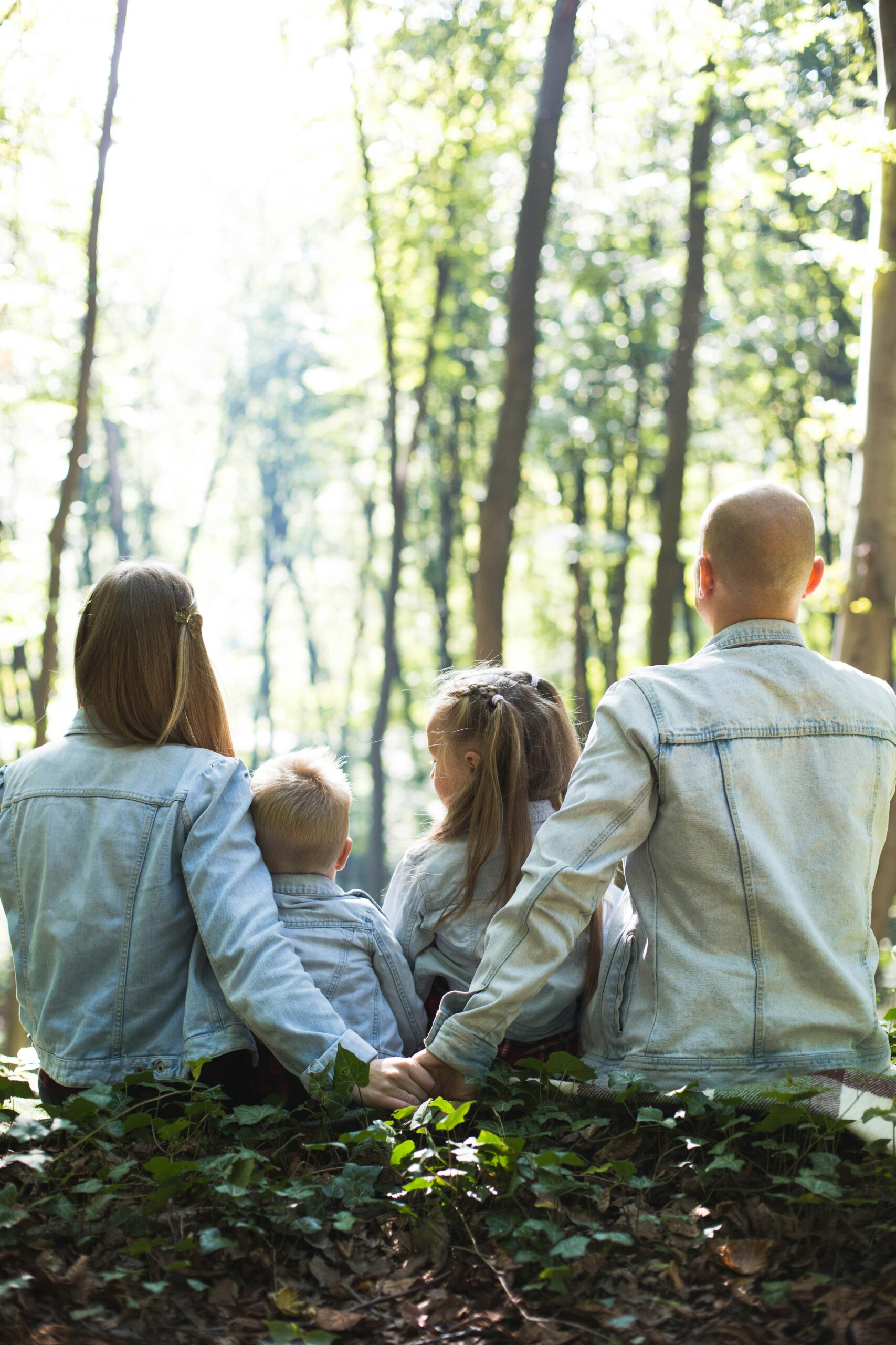 Familia en el bosque, ejemplo de negocios familiares unidos.