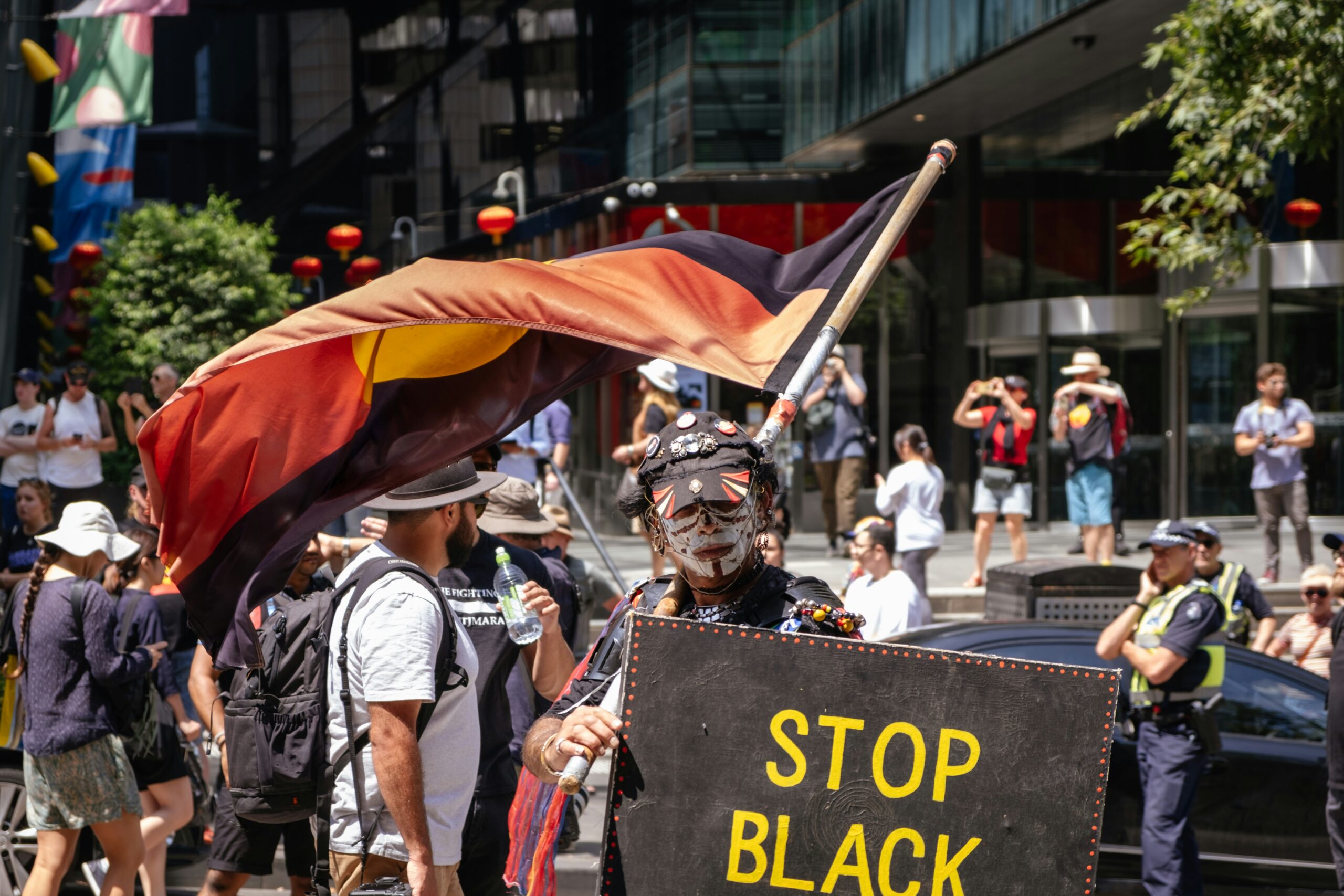 Hombre en protesta contra el mercado negro de la injusticia.