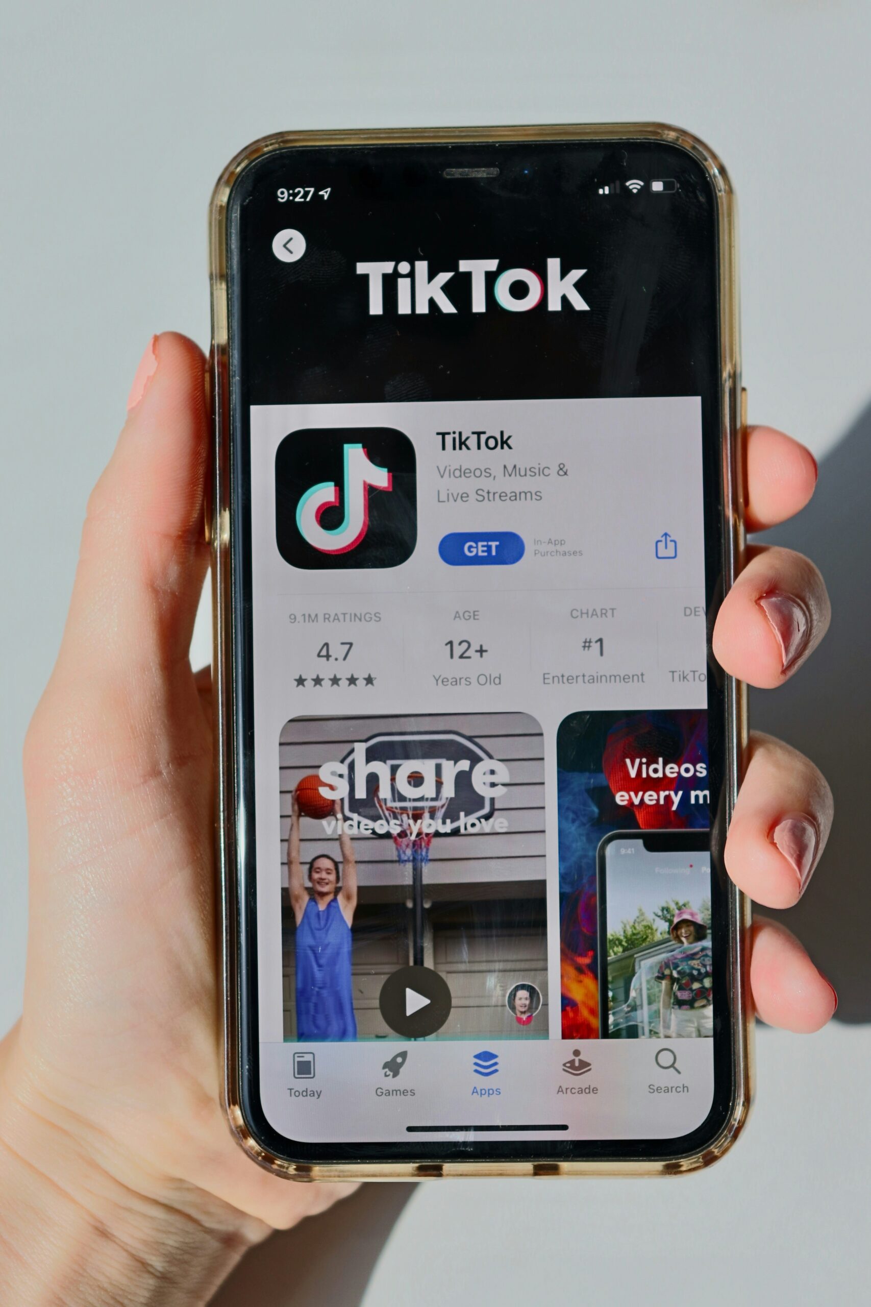 Persona usando smartphone para estrategias de TikTok marketing
