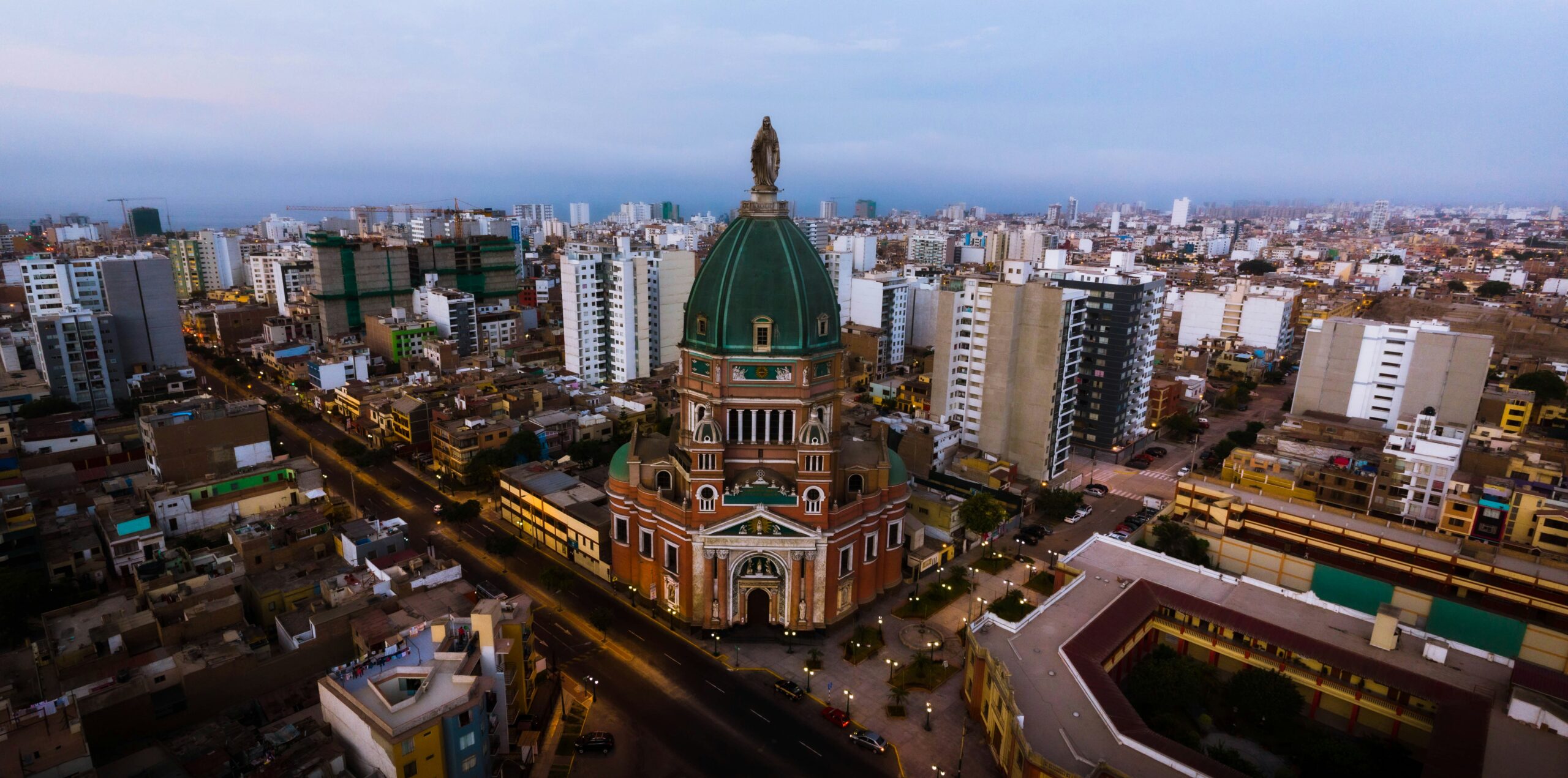 Vista aérea nocturna de ciudades emprendedoras iluminadas