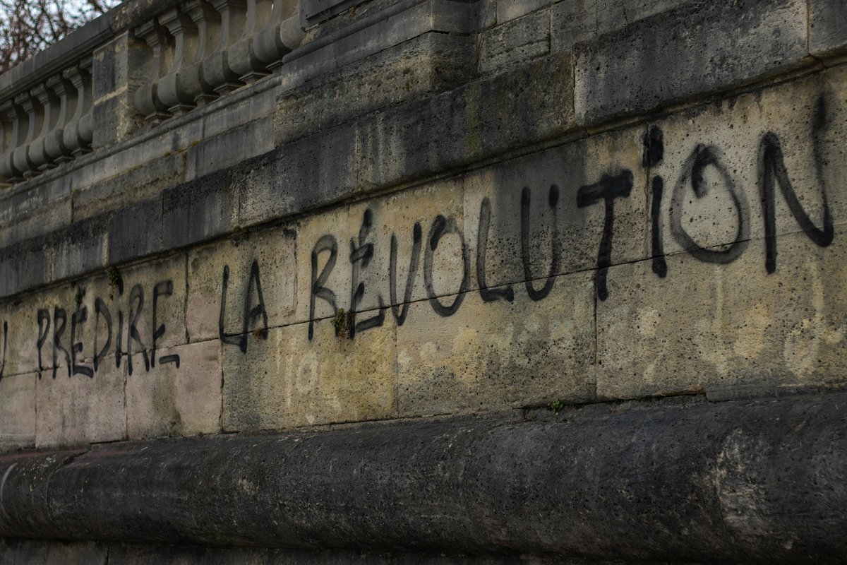 Graffiti con la frase la revolución en un edificio urbano